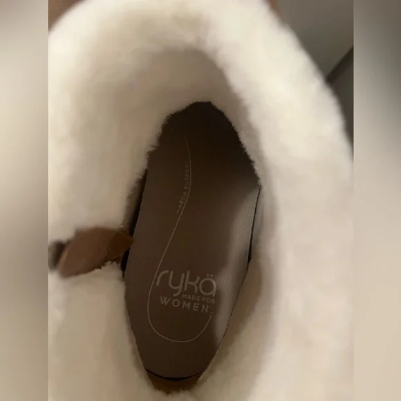 11 Wide Women's Cozy Brown Ankle Boots with White Trim - Picture 8 of 9